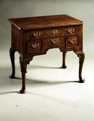 Lowboy, ca.1710 (valnød)